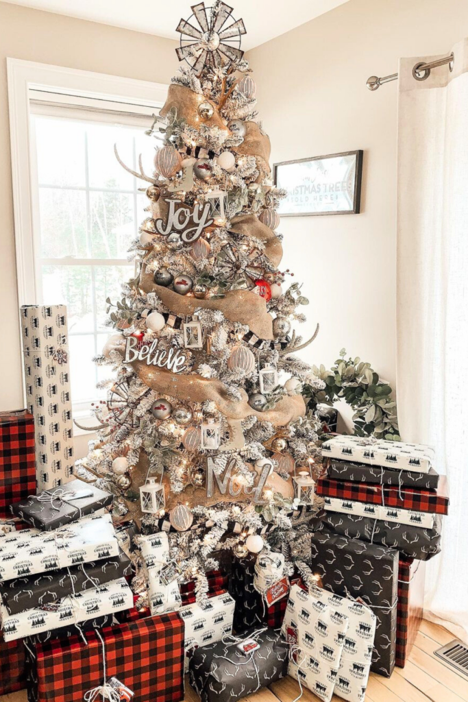 37 Farmhouse Christmas Tree Ideas That'll Put You In The Spirit