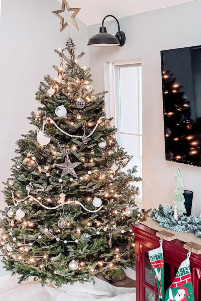 37 Farmhouse Christmas Tree Ideas That'll Put You In The Spirit