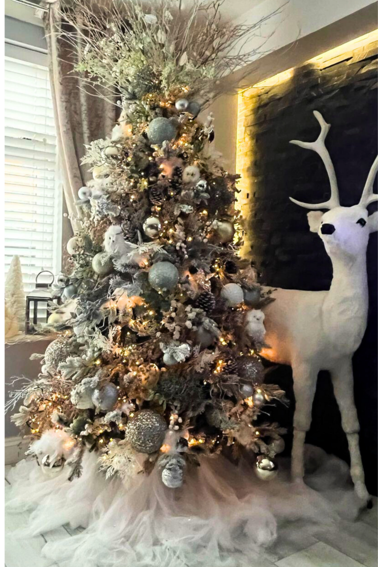 37 Farmhouse Christmas Tree Ideas That'll Put You In The Spirit