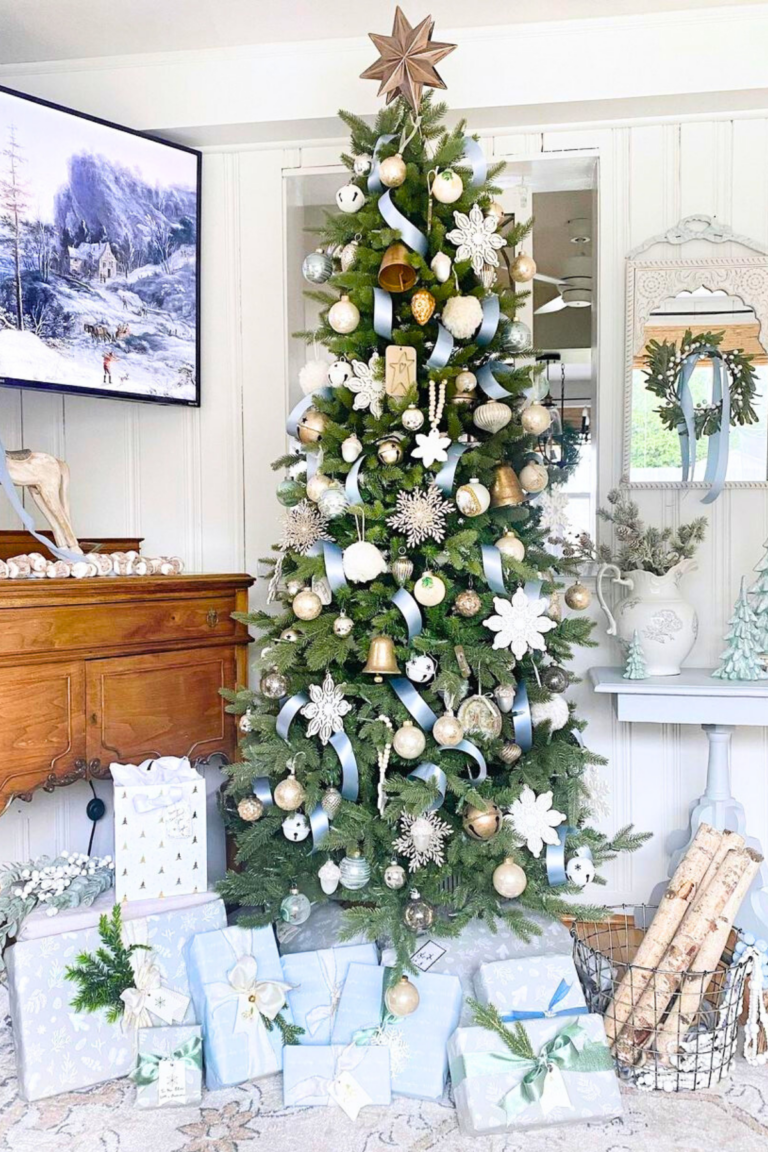37 Farmhouse Christmas Tree Ideas That'll Put You In The Spirit