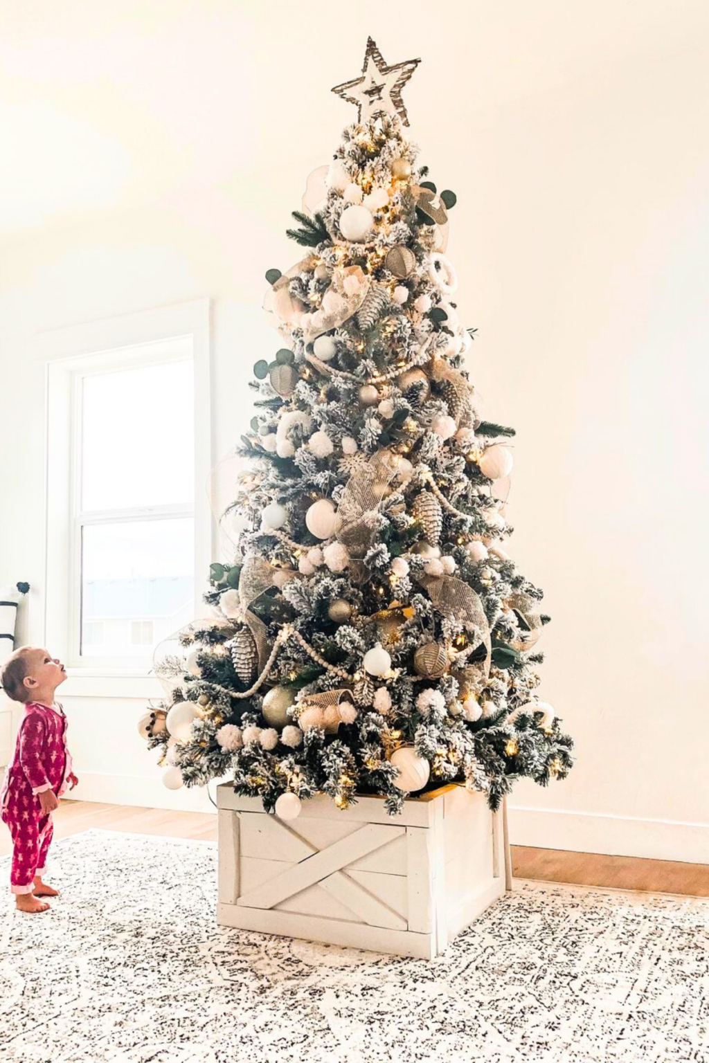37 Farmhouse Christmas Tree Ideas That'll Put You In The Spirit