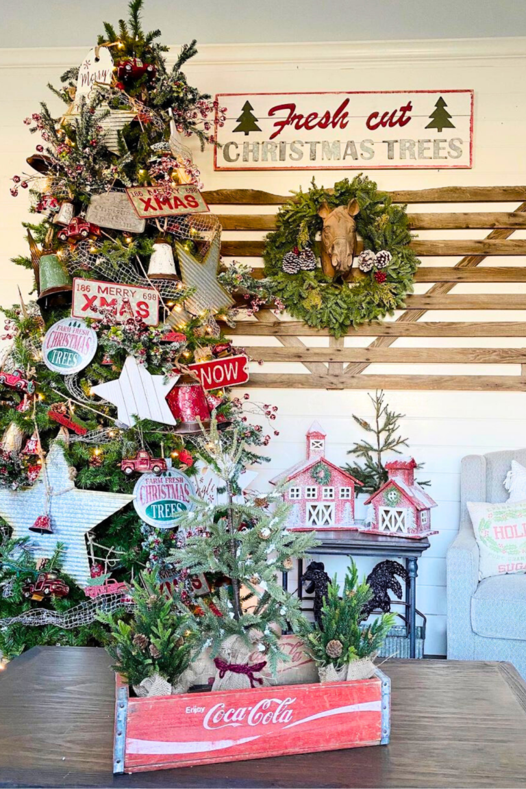 37 Farmhouse Christmas Tree Ideas That'll Put You In The Spirit